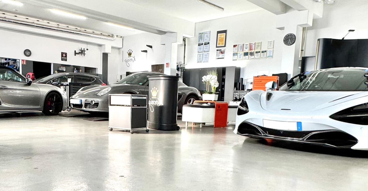 Innenansicht der Fahrzeughalle von Koenig Fahrzeugservice